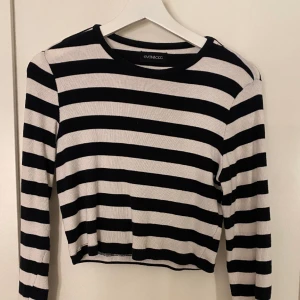 Långärmad t-shirt - En randig långärmad t-shirt som sitter super fint med jätte skönt material💗Säljer pga den tyvärr inte kommer till användning. Kan mötas upp i Trollhättan 