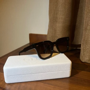 Chimi 04 - Solglasögon från chimi i modell 04 i färgen brown. Nypris 1250 kr, knappt använda.