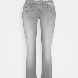 Ltb jeans Valerie - INTRESSEKOL på mina ltb jag kan tänka mig att sälja dem för ett bra pris eller så vill jag byta dem till 27/32 eller 26/32  eller mindre man kan sprätta upp dem så dem blir 32