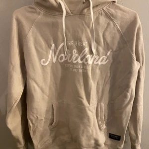 Hoodie - Norrlands hoodie i beige i storlek xs! Jättefint skick💓💓