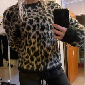 Jättefin leopardmönstrad stickad tröja från NA-KD. Jättefin, trendig och suuuperskön men har inte kommit till användning. Xxs men oversized så passar Xs också! 