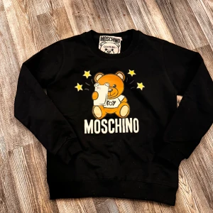 Moschino barn - Helt nytt, oanvänd. Storlek 122/128 