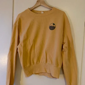 Roxy sweatshirt  - Tröjan är några år gammal men knappt använd då den tyvärr inte matchar med min hudton. Annars jättefin senapsgul färg!  Roxy är ett känt surf och skidmärke som tillhör Qucksilver.   Storlek M men skulle mer säga S!