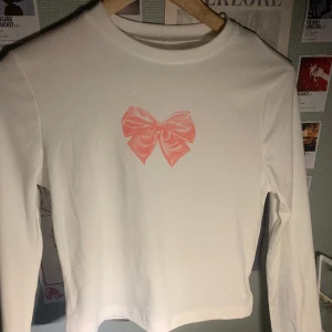 Rosett tröja🎀 - Jättefin rosett tröja som jag säljer eftersom den var för liten för mig. Står att det är L men passar xs/s. Originalpris 130 säljer för 100 Åker till Nya Zeeland 11 dec så köp gärna innan det så jag kan posta.