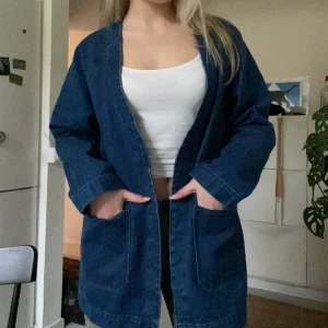 Jeansjacka Weekday - Nästan helt oanvänd jacka i jeanstyg från weekday! Härlig vårjacka?! 🌻