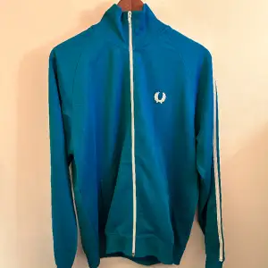 Vintage Fred Perry zip i toppskick. Lappen säger L men passar S och M om man vill ha lite mer oversized.