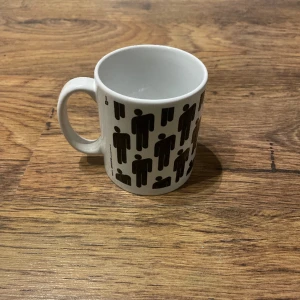 Billie eilish kopp - Nypris 130kr, knappt använd, saknas förpackning 35+ BILLIE EILISH PRODUKTER KOLLA MITT KONTO