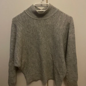 Stickad tröja - En grå stickad tröja me halv polokrage! 