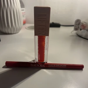 Läppglans + Läpp penna - Läppglanset är oanvänt, läpp pennan är testad men inget mer. Ord pris: 129kr respektive 109kr Mitt pris för båda: 129kr