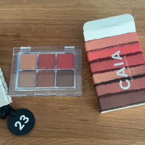 Caia ögonskuggapalett❤️ - Säljer denna fina ögonskuggspaletten från CAIA som inte säljs än❤️ Helt oanvänd och nypris är 325 kr!