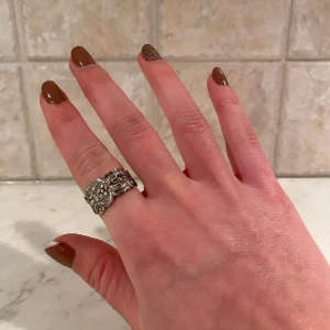 Ring av nysilver  - Ringar gjorda av återvunna bestick.  Ring 1: ca 57 mm Ring 2: ca 54 mm  Mät din ringstorlek:  1. Klipp en pappersremsa. 2. Dra den runt ditt finger och dra åt.  3. Rita ett sträck där pappret möts. 4. Lägg ner pappret och mät. 5. Gör om cm till mm.