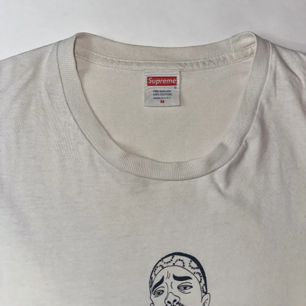 Säljer supreme t-shirt från 2017 kollektionen - vit - Storlek: M - pris: 499kr - Skick: 7/10 använd, riktigt fint skick då den är 6 år gammal - 1-3 arbetsdagar leverans📦 - kan mötas stockholm eller frakta på köparens bekostnad(80kr)  270+ nöjda kunder🍀  . T-shirts.