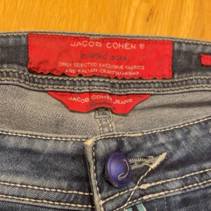 Jacob cohen jeans - Riktigt snygga och bekväma Jacob cohen jeans, säljes för endast 1100, dom är i riktigt bra skick 9/10, vill ni ha fler bilder eller om ni har funderingar så är det bara att skriva🙌🏻🤝🏻