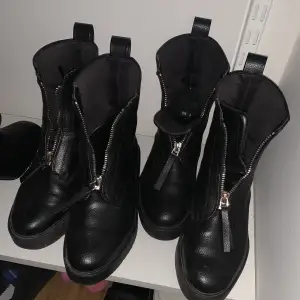 Svarta boots med dragkedja 