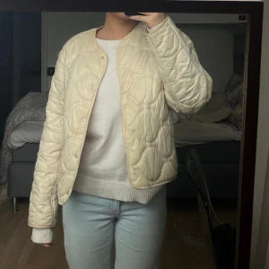 Jacka  - Säljer min jacka från mango, bara att trycka på köp nu💕Pris går att diskutera