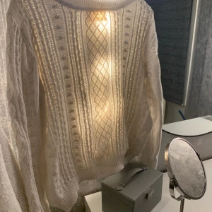 Stickad tröja  - En vit stickad tröja från Lindex. Den är i storlek L men den sitter som en S då jag själv har storlek S i vanliga fall. Säljer pga att jag inte använder längre 💕