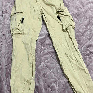 Jeans  - Säljer den för 50 kr passar till S M använd en gång men den ser ut så eftersom tvättmaskinen 