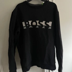 Hugo boss tröja  - Säljer min Hugo boss tröja använd några gånger storlek M. Påse/kvitto medföljer. 