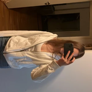 Vit ziphoodie - Ziphoodie med huva i storlek M. Inga defekter eller missfärgningar