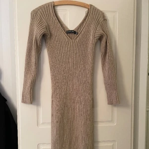 Vadlång klänning - Vadlång stickad klänning!