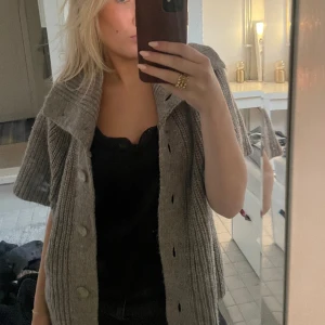 Stickad kofta - Jättesöt kofta/tröja som går att ha stängd eller öppen som på bilden, jättefin nu i vinter o är ca stl s/m