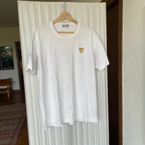 CDG T-SHIRT - Skön t-shirt med utmärkt passform och tyngd. Känns väldigt skön att ha på sig. Perfekt skick.