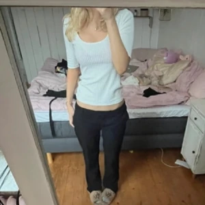 Vit tröja  - Säljer den snygga vita trekvartslånga tröjan i storlek XS💘💘 
