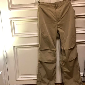 Maharishi snopants - Snopants från maharishi, bra skick men slitna längst ner plus en fläck (som troligen går bort om man försöker få bort den) som jag kan skicka bild på i chatten! 