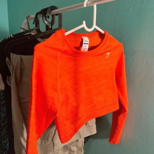 Helt ny gymshark tröja - Endast testad! I helt nytt skick! Säljs pågrund av att den tyvärr är för liten!  Superskönt material och cool färg🧡  köptes för ca 500kr! Säljs för endast 400