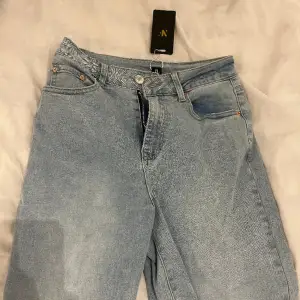 Säljer ett helt nytt par utsvängda jeans. Fick hem dom och dom va inte riktigt som jag tänkt mig. Men bra längd och sitter bra vid låren  Nypris 329kr