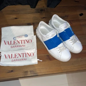 Valentino skor  - 9/10 skick har använts ett få tal gånger, dustbag extra skosnören, box ingår utan framsida! Samt Äkthetsbevis, pris går att diskutera vid snabb affär