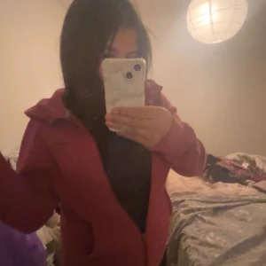 Nike kofta - Säljer den här Nike koftan i färgen rosa, strorlek S. Har haft länge men inte använt så ofta så den är fortfarande i bra skick🩷