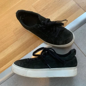 Arigatoliknande sneakers - Snygga svartvita sneakers. Liknar arigato, eytys. Nypris 1000. Storlek 37 men passar 38/39. Bra skick