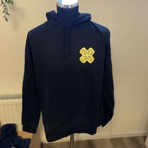 Way out west hoodie - Skön merch från WOW nyskick Har även likadan i S