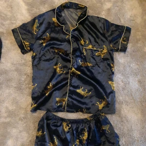 Satin pyjamas - Satinpyjamas med roligt mönster, helt oanvänd