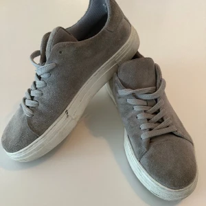 Slected homme Stl 43 - Grå mocka sneakers, stl 43. Hål i tyget på insida skor. 
