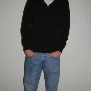 John Henric quarter zip - Fin John Henric quarterzip i bra skick utan defekter  Tveka inte på att höra av er vid frågor!