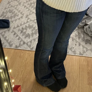 Jeans  - Säljer dessa fina vintage jeansen. De är köpa i Danmark men i fint skick. De är lite utslänga vid benen. Skulle säga att de är typ S/M. Jag är 172cm