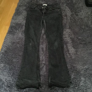 Svarta boot cut lågmidjade jeans - Låg midjade jeans från zara 💖 Se skick på bilderna❤️ lite ner trampade ner till benen där av priset men annars fint skick❤️