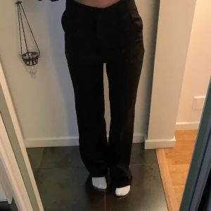 Madlady kostymbyxor  - Ett par kända madlady kostymbyxor med pressveck💕 Stl 36 och längd 30 som sitter super fint och väldigt sköna😊 