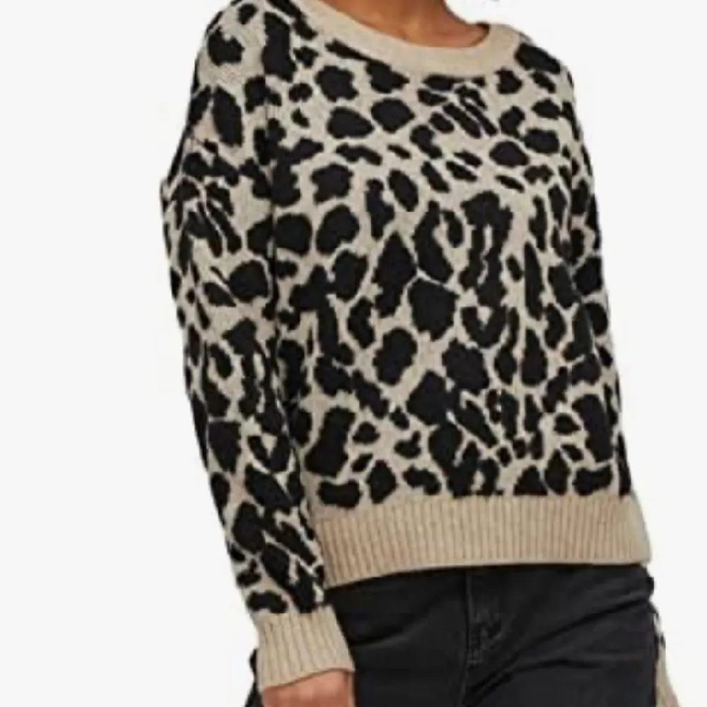 Jätte fin leopardmönstrad stickad tröja, är helt ny och säljer pga att jag har en liknande. Kom gärna privat för fler bilder . Tröjor & Koftor.