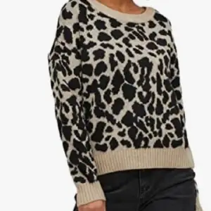 Jätte fin leopardmönstrad stickad tröja, är helt ny och säljer pga att jag har en liknande. Kom gärna privat för fler bilder 