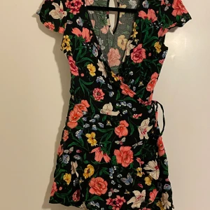 Jumpsuit klänning - Så fin jumpsuit klänning från Hollister med tie up fram till!  Super skönt och svalt material till sommaren!