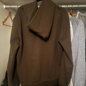 Ralph lauren hoodie grön  - Ralph lauren zip hoodie i storlek M, hyfsat skick på den. Uppskattningsvis 7,5/10, lite nopprig här och var. Ny pris är 1500 tror jag. Annars är det inga fel på den. Frakten får kunden stå för. Hör av er vid fler frågor. 