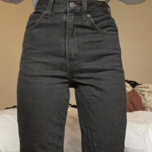 jeans - inte mycket använda! super fina, högmidjade 