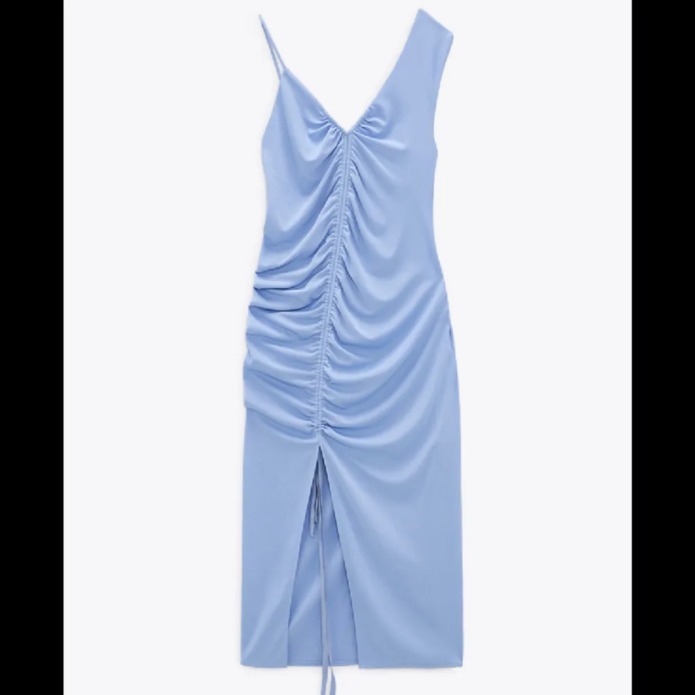 Såå fin klänning från Zara med dragsko, storlek small. Lånade bilder. Knappt använd men såg en tråddragning (se sista bilden) . Klänningar.