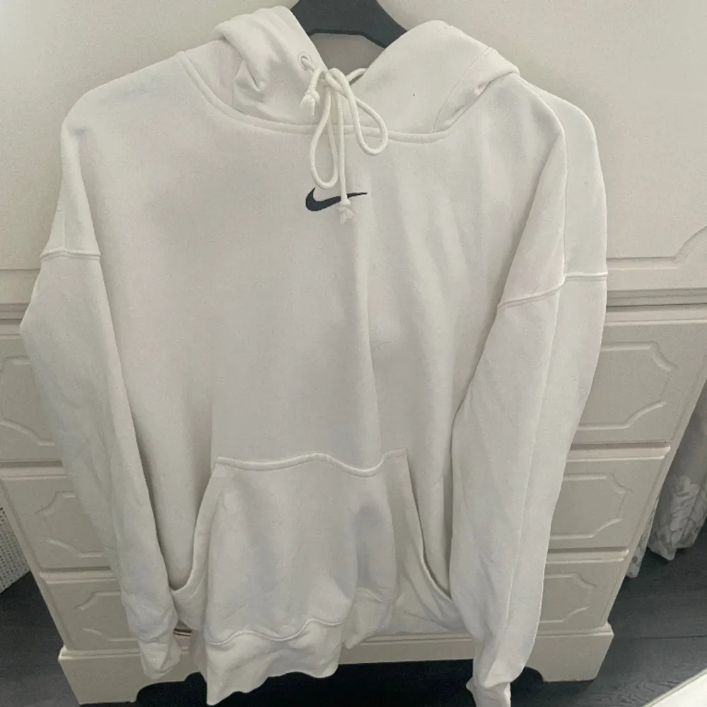 Vit Nike hoodie, köpt på nikes egen sida. Sparsamt använd. Storlek S, men är oversized.. Hoodies.