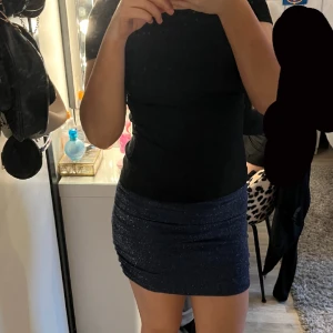 Fest kjol - Fin kjol som är oanvänd. Har ej kommit till användning för har ej haft tillfället till de. St M/S. Köptes för 239:- på pull&bear ( säljs ej längre) 130+ frakt pris kan även diskuteras. Kontakta vid minsta intresserade. 