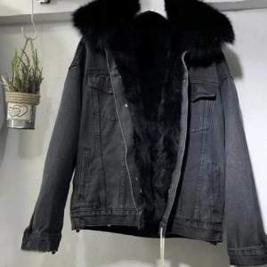 En svart kappa/jacka med avtagbar päls, använd några gånger. Nypris 1200kr