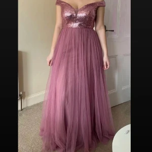 festklänning - oanvänd 